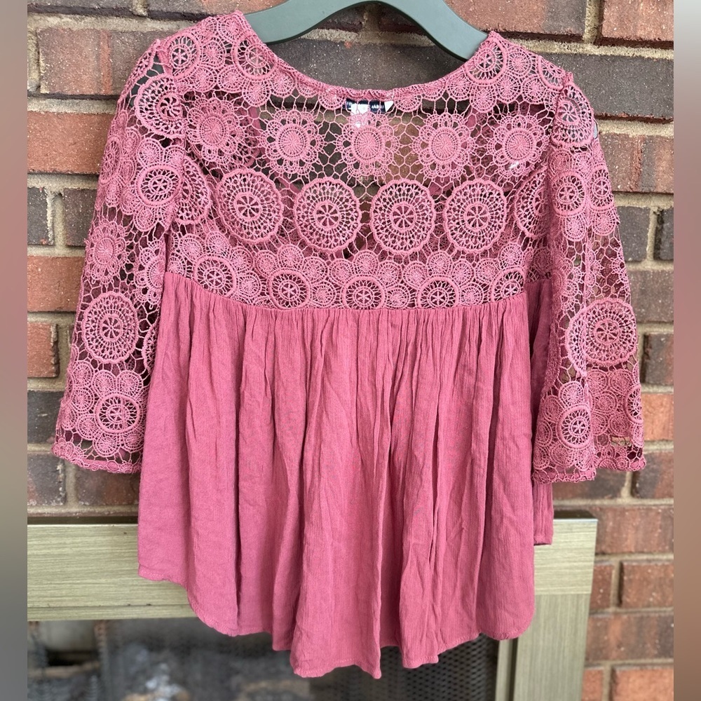 #8) American Eagle lace trimmed crop top. Excellent condition. - Picture 2 of 6